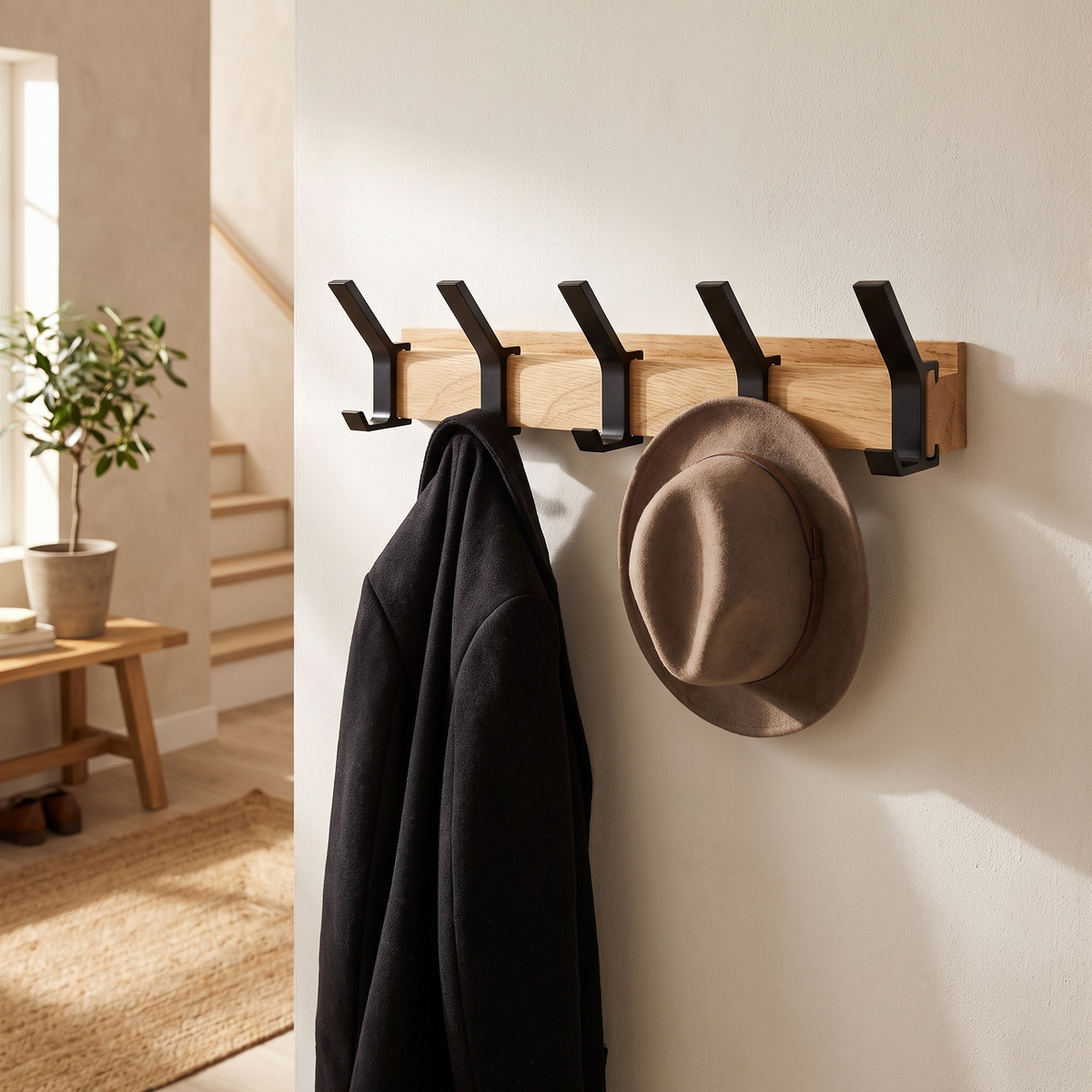 Nordische Wandgarderobe im Flur mit Mantel und Hut