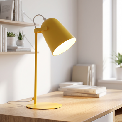 Nordic Metall LED-Schreibtischlampe auf dem Holzschreibtisch im Arbeitszimmer