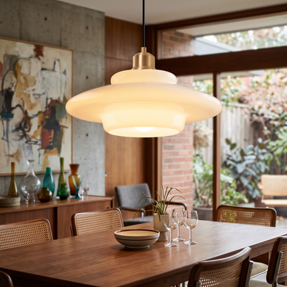 Weiße Glas-Pendelleuchte über dem Esstisch im Mid-Century-Esszimmer