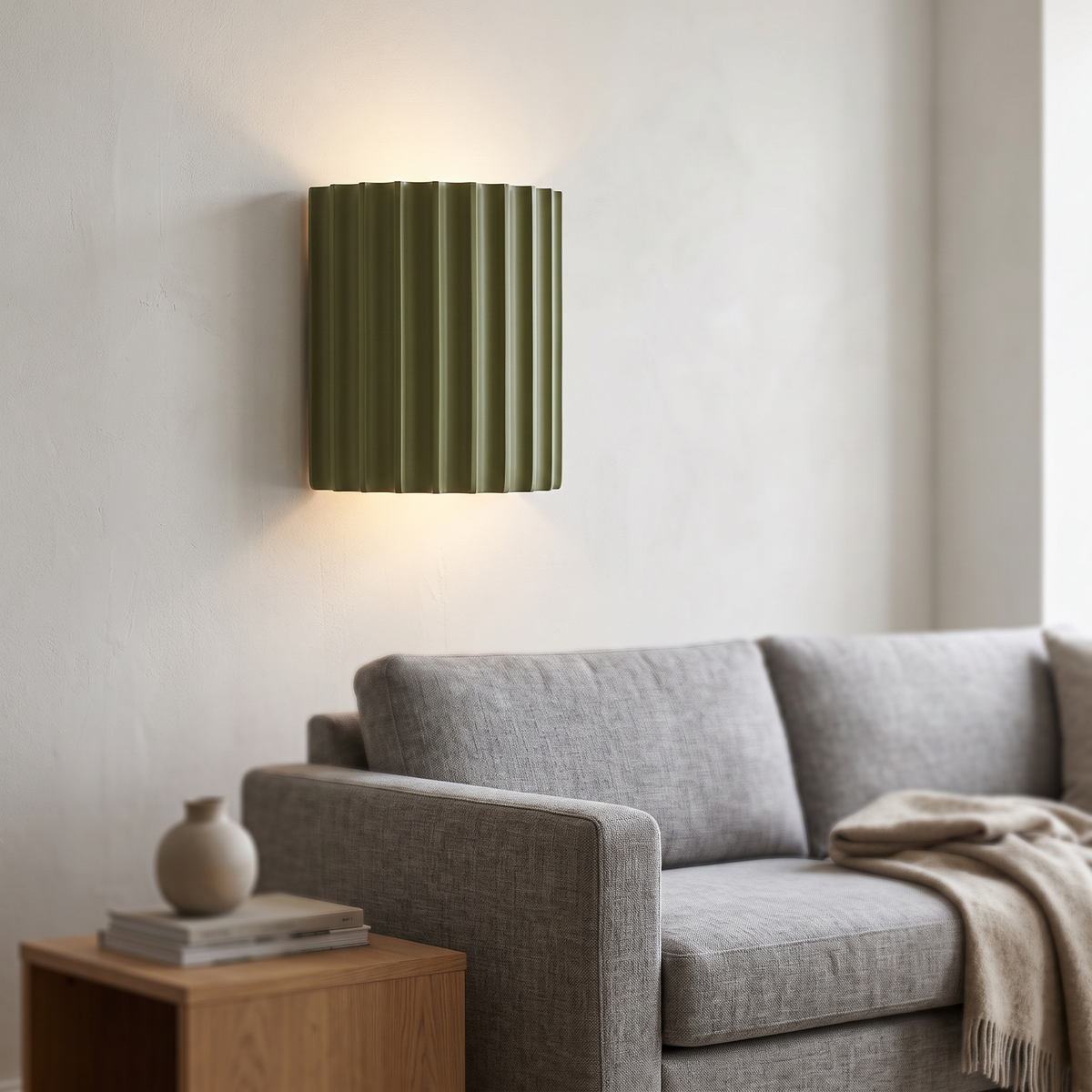 Nordische Harz-Wandlampe neben dem Sofa im Wohnzimmer