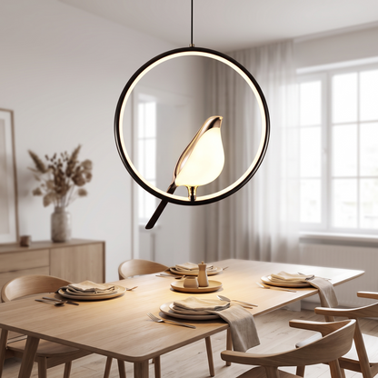Elster Pendelleuchte im Vogel-Design über dem Esstisch