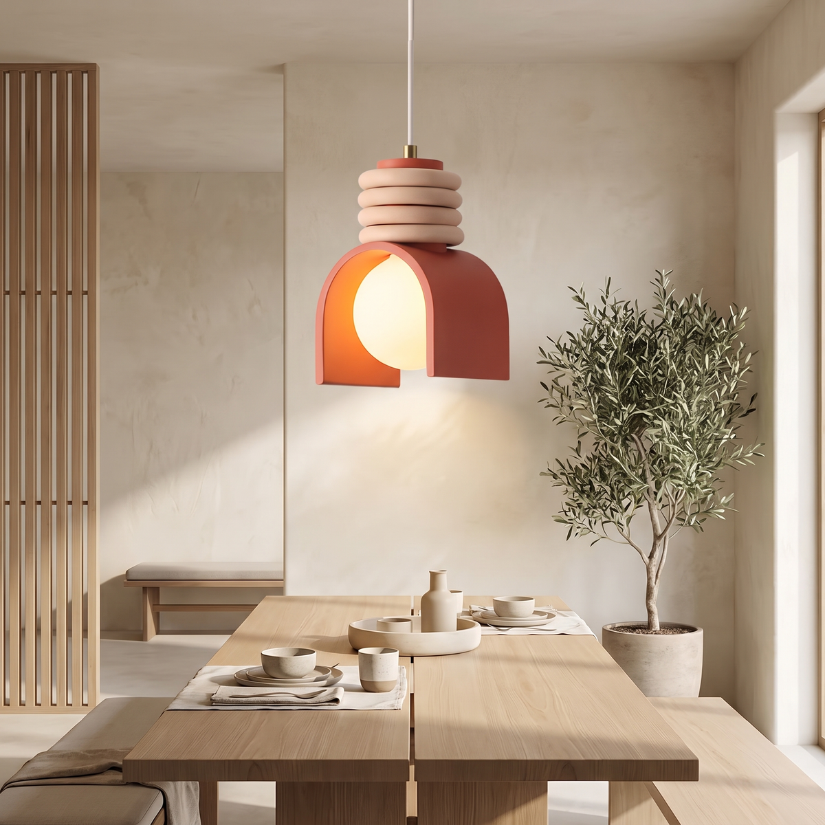 Wabi-Sabi Pendelleuchte über dem Esstisch im Japandi-Interieur