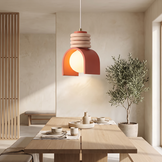 Wabi-Sabi Pendelleuchte über dem Esstisch im Japandi-Interieur