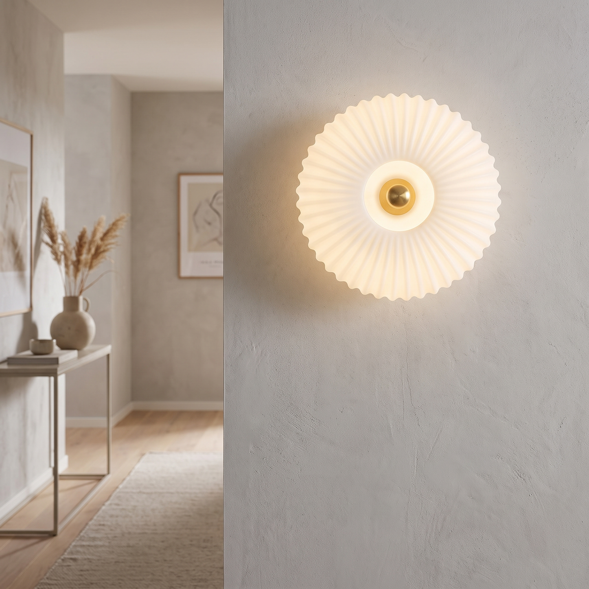Vintage Glas-Wandlampe an der Flurwand im nordischen Zuhause