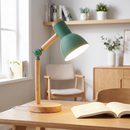 Nordische Holz-Schreibtischlampe im skandinavischen Arbeitszimmer