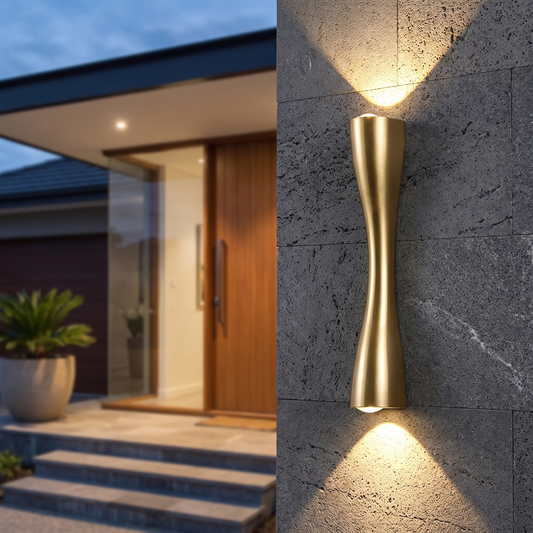 Goldene Wandleuchte an der Aussenwand eines modernen Hauseingangs