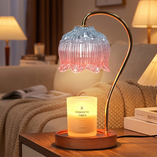 Kerzenwärmer-Lampe mit Glasschirm auf dem Beistelltisch