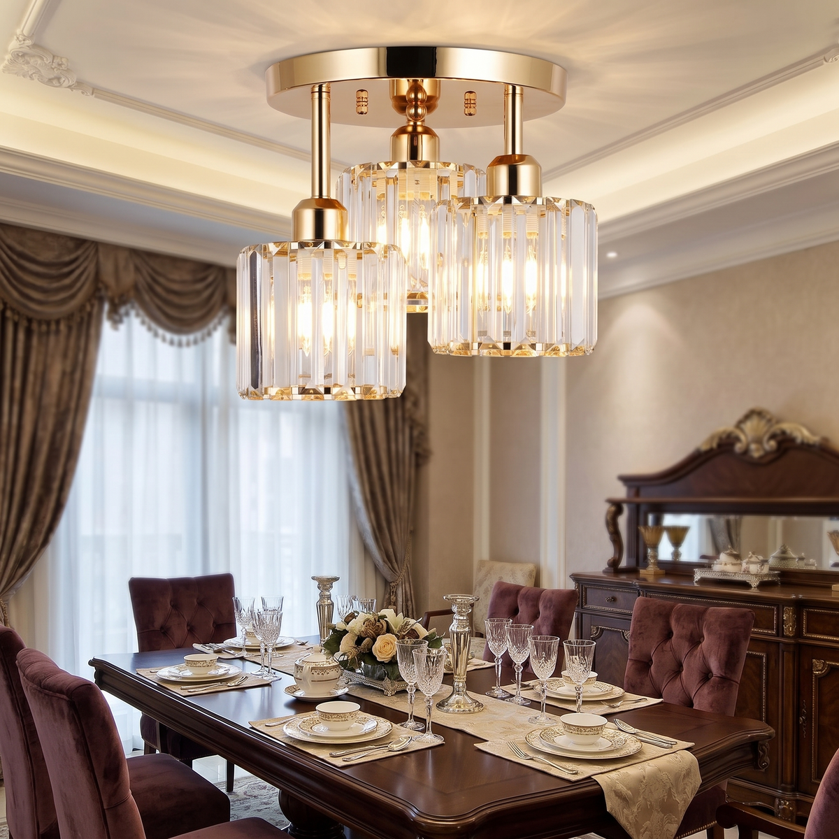Goldene Kristall-Deckenleuchte im eleganten Esszimmer