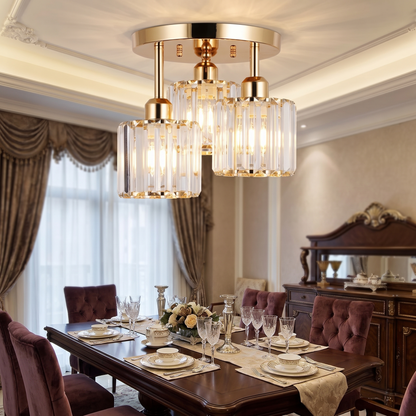 Goldene Kristall-Deckenleuchte im eleganten Esszimmer