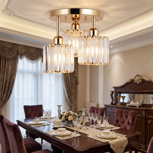 Goldene Kristall-Deckenleuchte im eleganten Esszimmer