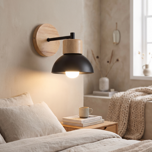 Wandlampe aus Holz und Metall neben dem Bett im Schlafzimmer