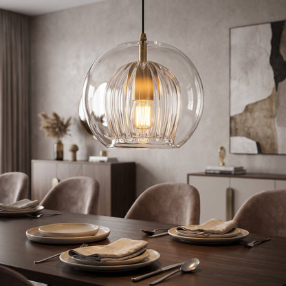 Moderne Glas-Pendelleuchte über dem Esstisch