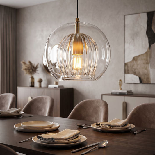 Moderne Glas-Pendelleuchte über dem Esstisch