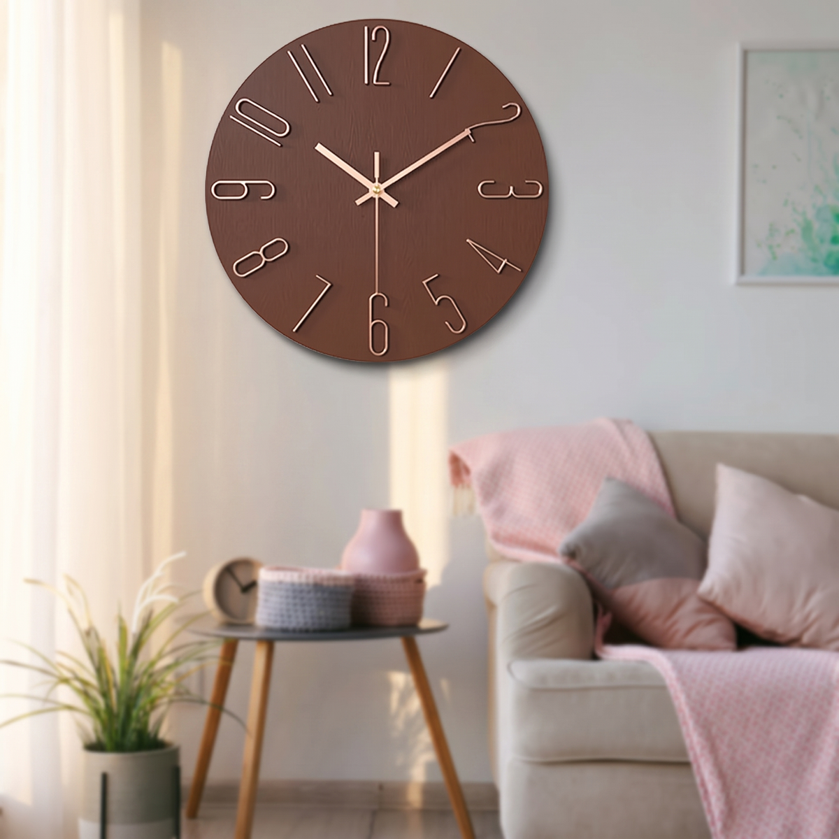 Edle moderne Wanduhr in Gold über dem Sofa im Wohnzimmer