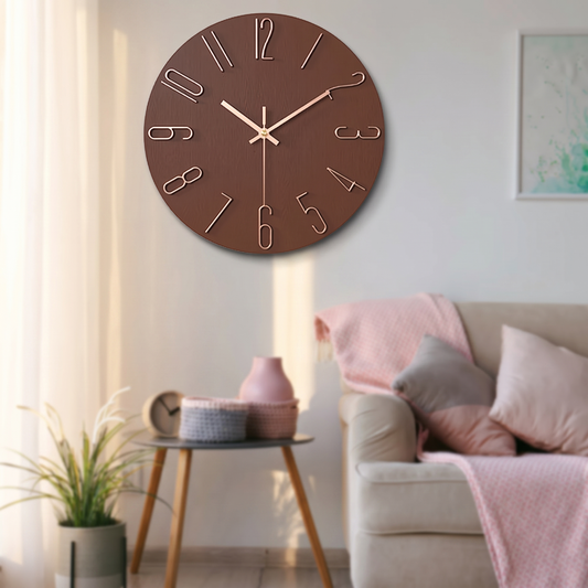 Edle moderne Wanduhr in Gold über dem Sofa im Wohnzimmer