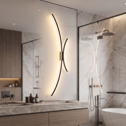 Lineare LED-Wandleuchte über dem Spiegel im Badezimmer
