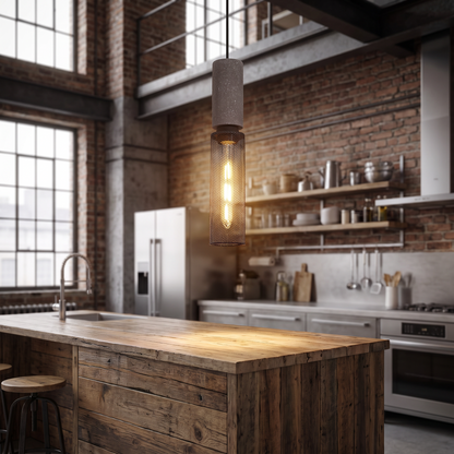 Urban Concrete Pendelleuchte über der Kücheninsel im Loft