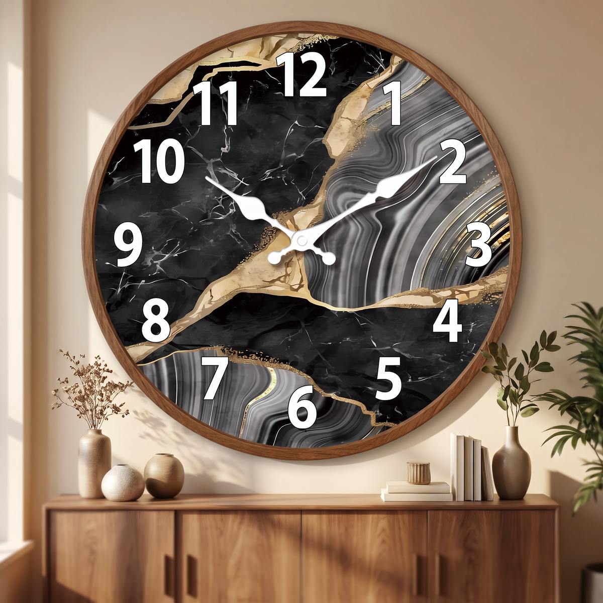 MarbellaTime Wanduhr in Marmoroptik über dem Sideboard