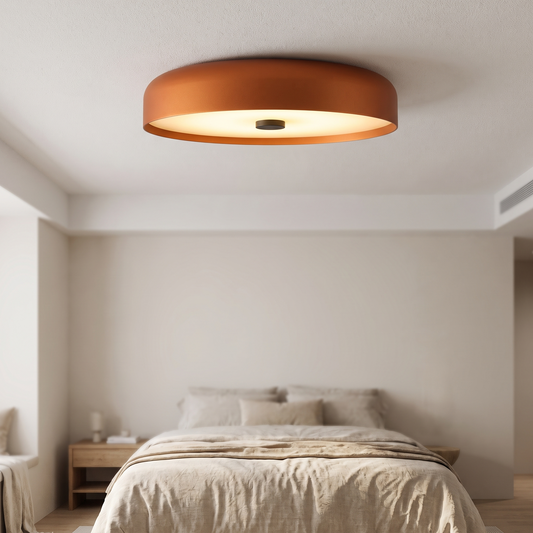 Nordische Retro-Deckenleuchte im minimalistischen Schlafzimmer