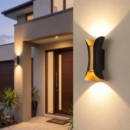 Schwarz-goldene LED-Wandleuchte an der Hausfassade neben der Haustür