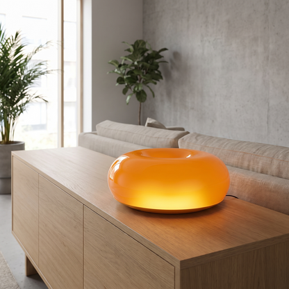 Bauhaus Donut Lampe auf dem Sideboard im Wohnzimmer