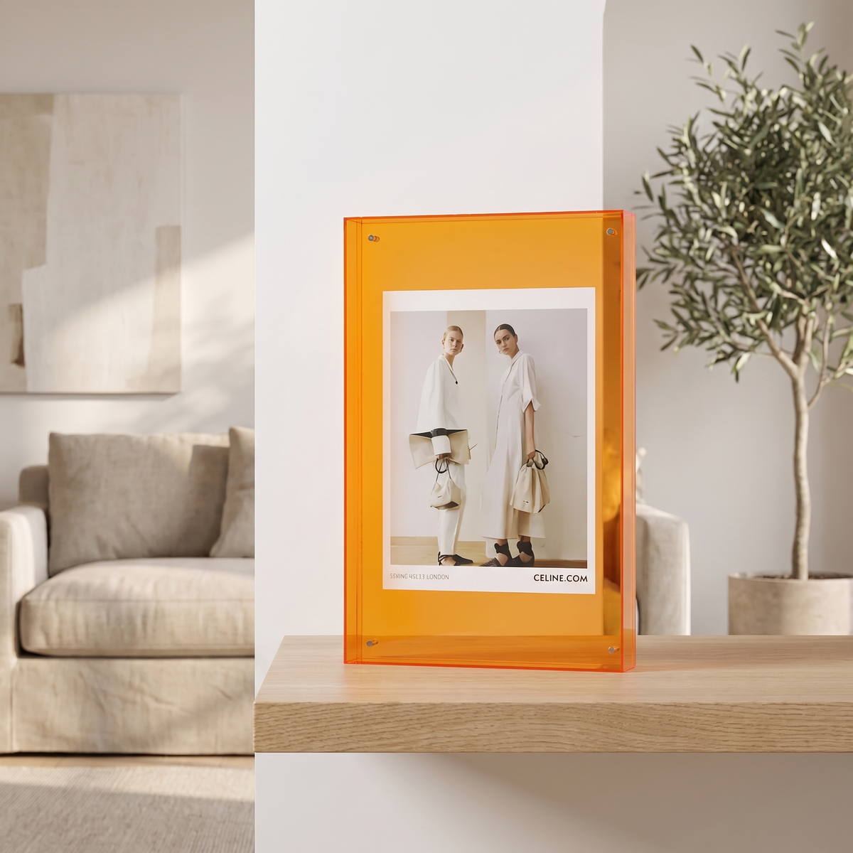 Acryl-Fotorahmen auf einem Regal im minimalistischen Wohnzimmer
