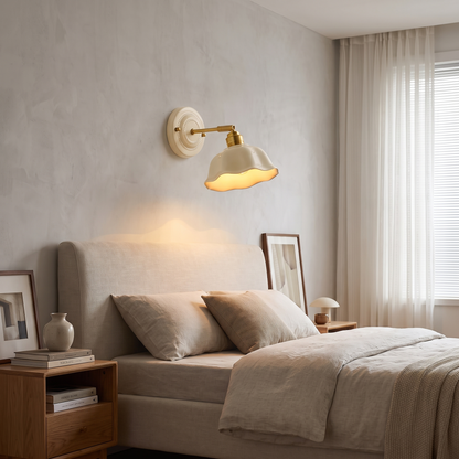 Nordische Creme Keramik-Wandlampe neben dem Bett