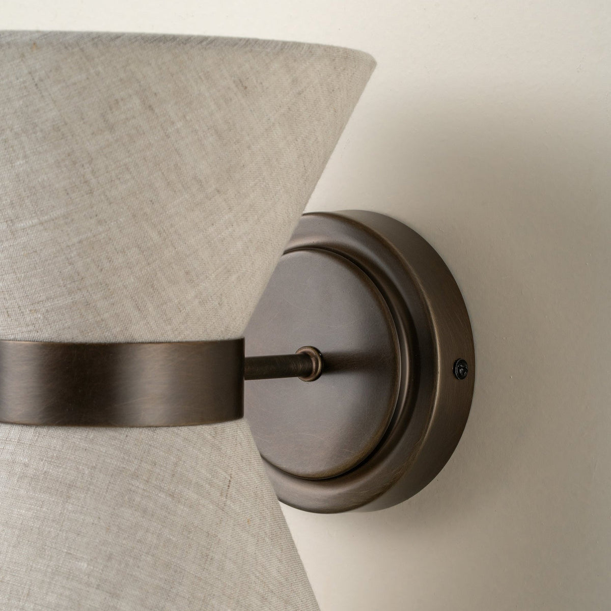 Wandleuchte aus Bronze und Leinen