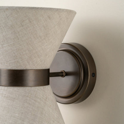 Wandleuchte aus Bronze und Leinen